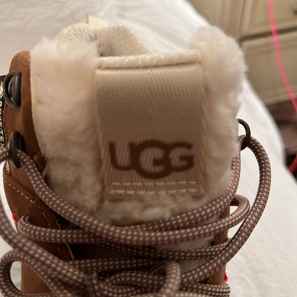 NWT UGG Women’s Tan WaterProof Hiking Boot size 7 s/n 1130772 - Picture 13 of 15